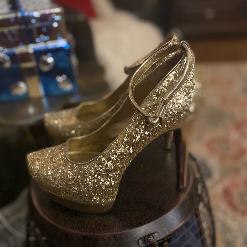 Gold Heels - Picture 3 of 3